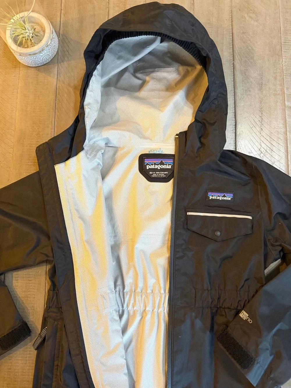 Patagonia Kids’ H2No Hooded Rain Jacket in Black, size XS (5–6) Unisex